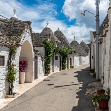 İtalya 'nın Alberobello köyündeki geleneksel trulli evleri