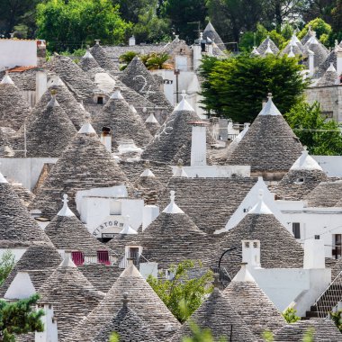 İtalya 'nın Alberobello köyündeki geleneksel trulli evleri