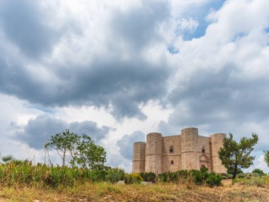 Castel del Monte, Kutsal Roma İmparatoru II. Frederick tarafından inşa edilmiş bir 13. yüzyıl kalesi. İtalya 