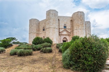 Castel del Monte, Kutsal Roma İmparatoru II. Frederick tarafından inşa edilmiş bir 13. yüzyıl kalesi. İtalya 