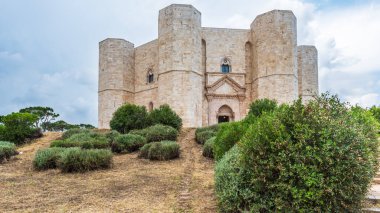 Castel del Monte, Kutsal Roma İmparatoru II. Frederick tarafından inşa edilmiş bir 13. yüzyıl kalesi. İtalya 
