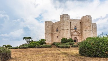 Castel del Monte, Kutsal Roma İmparatoru II. Frederick tarafından inşa edilmiş bir 13. yüzyıl kalesi. İtalya 