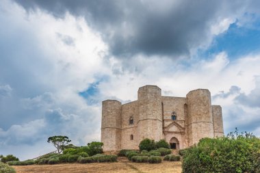 Castel del Monte, Kutsal Roma İmparatoru II. Frederick tarafından inşa edilmiş bir 13. yüzyıl kalesi. İtalya 