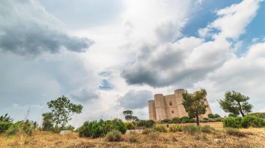 Castel del Monte, Kutsal Roma İmparatoru II. Frederick tarafından inşa edilmiş bir 13. yüzyıl kalesi. İtalya 