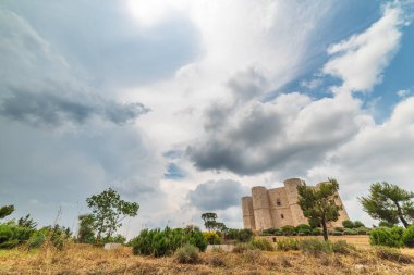 Castel del Monte, Kutsal Roma İmparatoru II. Frederick tarafından inşa edilmiş bir 13. yüzyıl kalesi. İtalya 