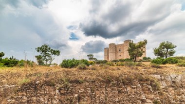 Castel del Monte, Kutsal Roma İmparatoru II. Frederick tarafından inşa edilmiş bir 13. yüzyıl kalesi. İtalya 
