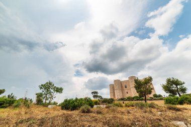 Castel del Monte, Kutsal Roma İmparatoru II. Frederick tarafından inşa edilmiş bir 13. yüzyıl kalesi. İtalya 