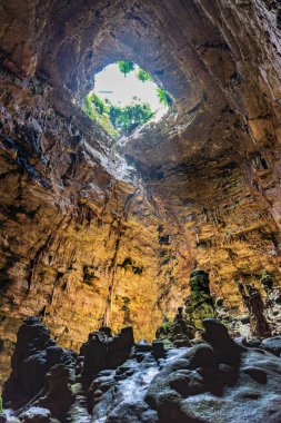 Castellana Mağaraları. Işığın Kılıçları