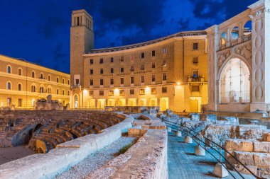 Lecce şehrinin akşam manzarası, arka planda seyahat yeri