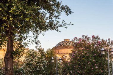 Güzel katedral, arka planda seyahat yeri