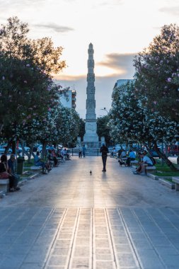 Lecce 'de yürüyen insanlar.