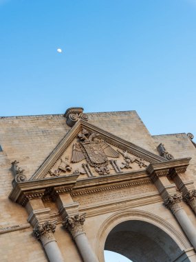 Güzel katedral, arka planda seyahat yeri