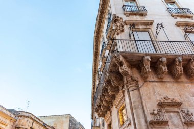 Şehirdeki eski binaların mimari detayları