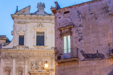 Şehirdeki eski binaların mimari detayları