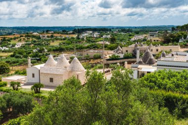 Yaz güneşinde Locorotondo. Sıcak Puglia