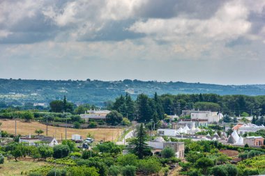 Yaz güneşinde Locorotondo. Sıcak Puglia