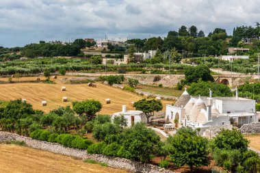 Yaz güneşinde Locorotondo. Sıcak Puglia