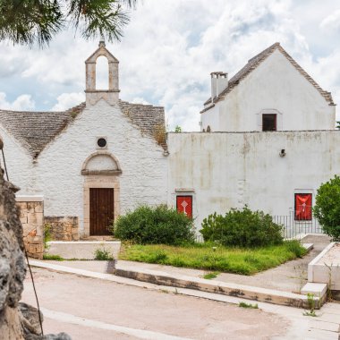 Yaz güneşinde Locorotondo. Sıcak Puglia