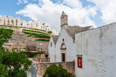 Yaz güneşinde Locorotondo. Sıcak Puglia