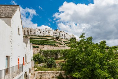 Yaz güneşinde Locorotondo. Sıcak Puglia