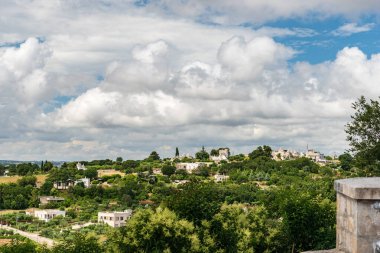 Yaz güneşinde Locorotondo. Sıcak Puglia