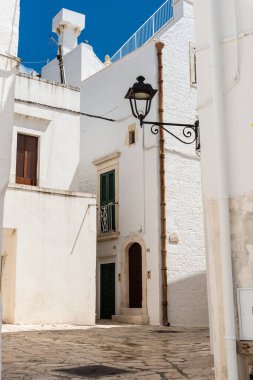 Yaz güneşinde Locorotondo. Sıcak Puglia