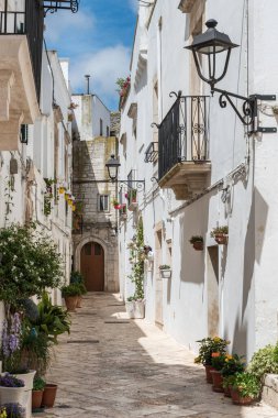 Yaz güneşinde Locorotondo. Sıcak Puglia