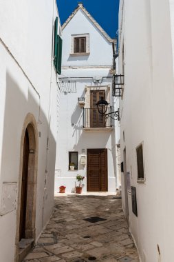 Yaz güneşinde Locorotondo. Sıcak Puglia