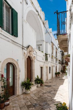 Yaz güneşinde Locorotondo. Sıcak Puglia