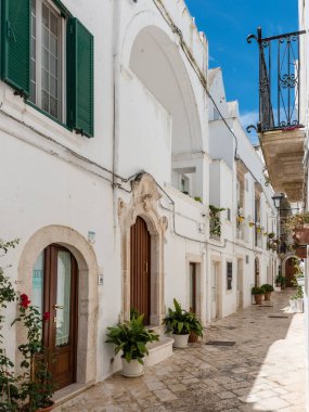 Yaz güneşinde Locorotondo. Sıcak Puglia