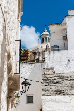 Yaz güneşinde Locorotondo. Sıcak Puglia