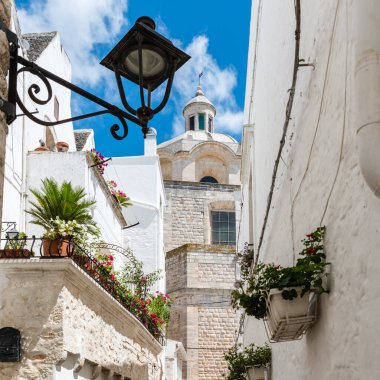 Yaz güneşinde Locorotondo. Sıcak Puglia