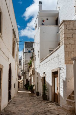 Yaz güneşinde Locorotondo. Sıcak Puglia