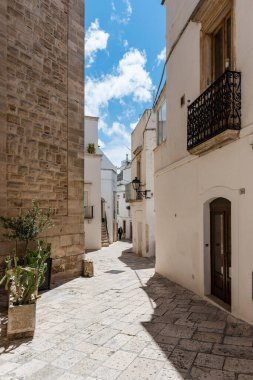 Yaz güneşinde Locorotondo. Sıcak Puglia