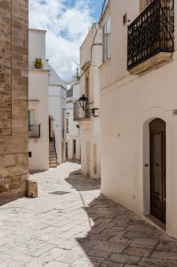 Yaz güneşinde Locorotondo. Sıcak Puglia