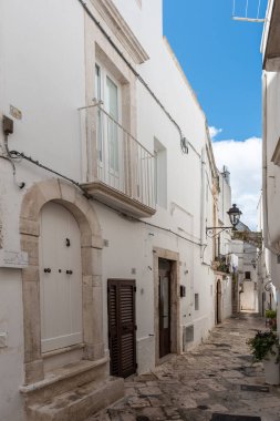 Yaz güneşinde Locorotondo. Sıcak Puglia