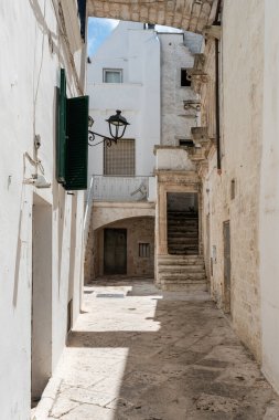 Yaz güneşinde Locorotondo. Sıcak Puglia