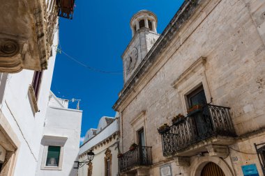 Yaz güneşinde Locorotondo. Sıcak Puglia