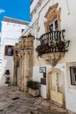 Yaz güneşinde Locorotondo. Sıcak Puglia