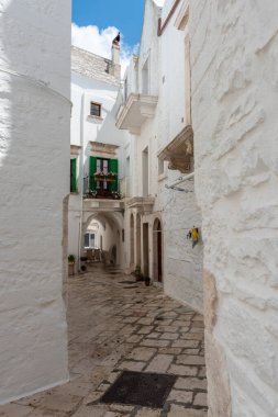 Yaz güneşinde Locorotondo. Sıcak Puglia