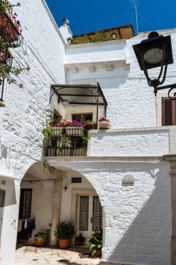 Yaz güneşinde Locorotondo. Sıcak Puglia