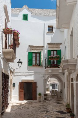 Yaz güneşinde Locorotondo. Sıcak Puglia