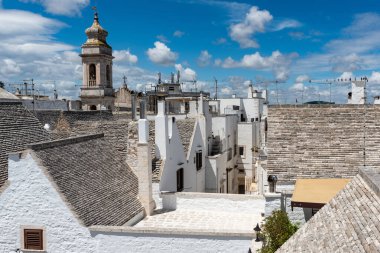 Yaz güneşinde Locorotondo. Sıcak Puglia