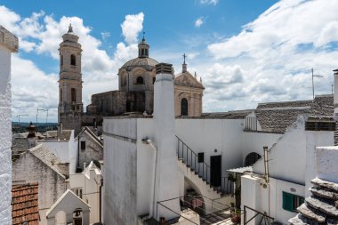 Yaz güneşinde Locorotondo. Sıcak Puglia