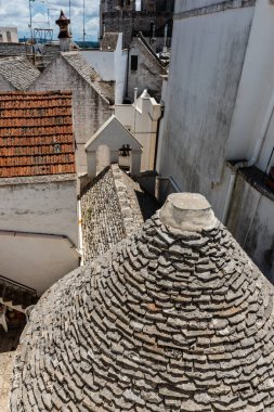 Yaz güneşinde Locorotondo. Sıcak Puglia