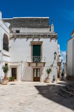 Yaz güneşinde Locorotondo. Sıcak Puglia