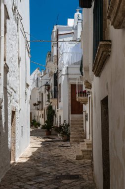 Yaz güneşinde Locorotondo. Sıcak Puglia