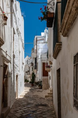 Yaz güneşinde Locorotondo. Sıcak Puglia