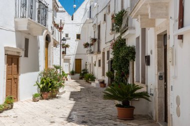 Yaz güneşinde Locorotondo. Sıcak Puglia