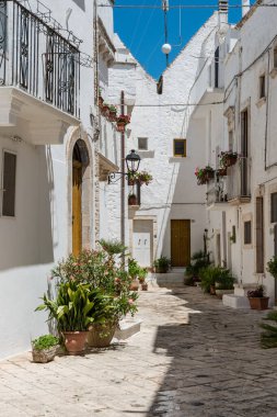 Yaz güneşinde Locorotondo. Sıcak Puglia